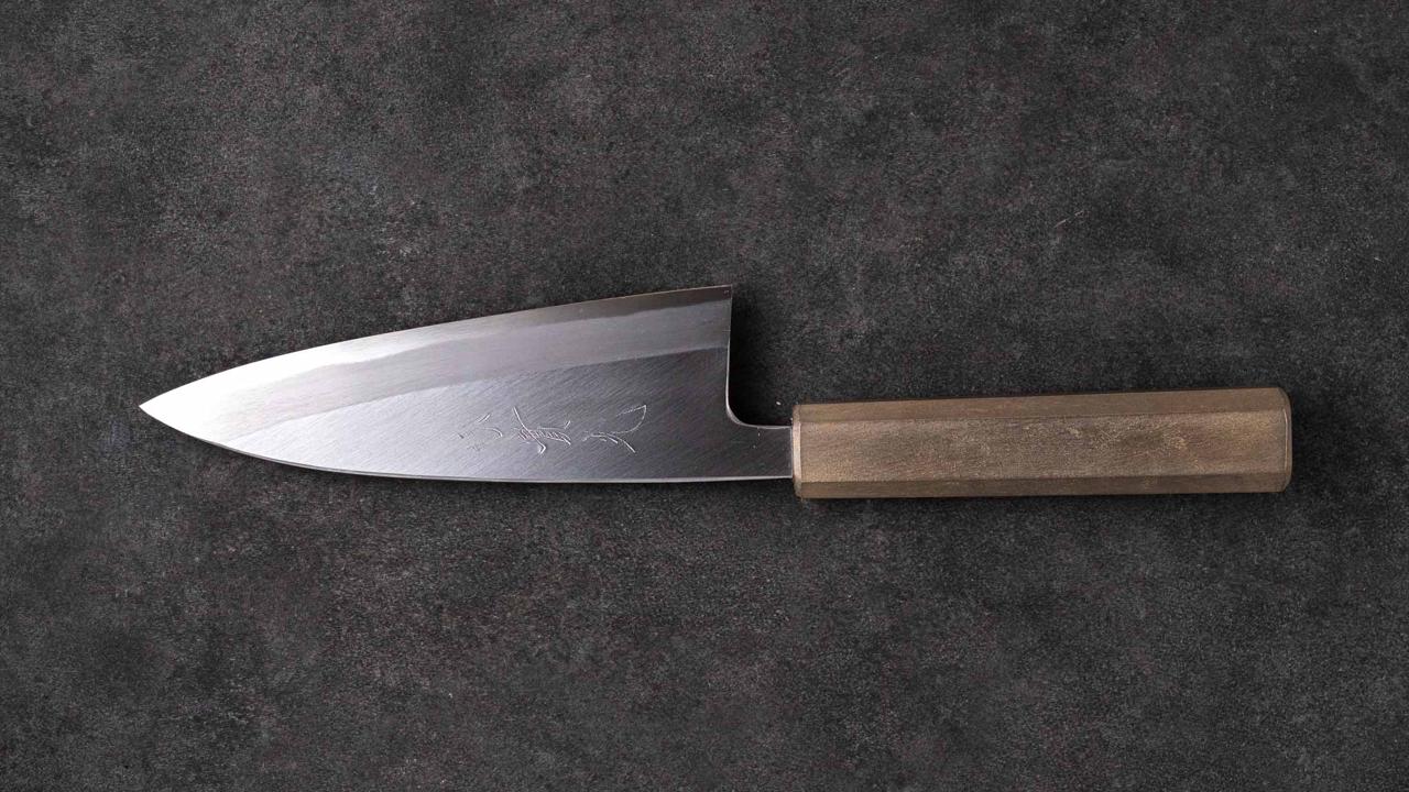 抜群の切れ味と伝統的な漆作りのハンドルで MADE IN JAPAN の