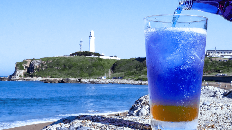 地元でしか飲めなかった幻の味を全国に！ 灯台の街が生んだ“青い